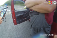 Muž se v práci posilnil vínem a vyrazil autem domů: Kličkoval po silnici, nadýchal 3,5 promile!