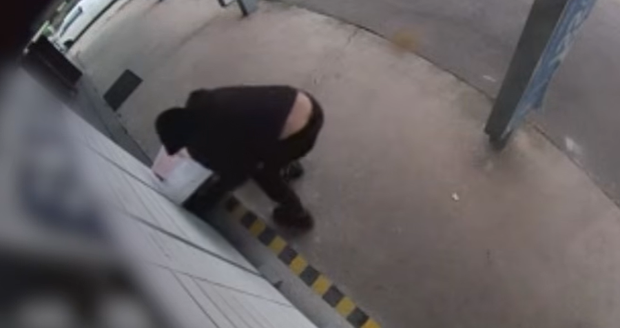 Muž v Praze vykrádal zásilkové boxy.