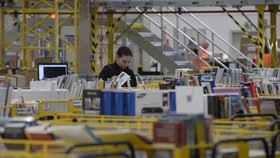 Tisíce pracovníků, miliony objednávek: Sklad Amazonu v Dobrovízi začal fungovat