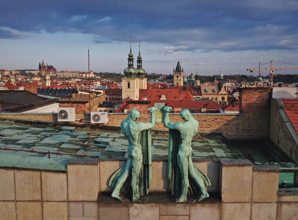 Fotograf Amos Chapple z Nového Zélandu nafotil Prahu z nezvyklé perspektivy.