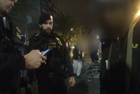 Problémy s feťáky a bezdomovci na Andělu: Policie zjistila 229 přestupků a našla 31 celostátně hledaných!