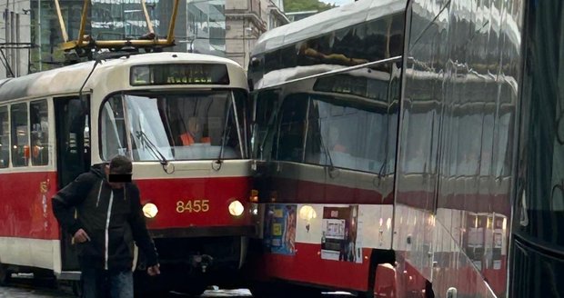 Na Andělu se srazily dvě tramvaje. (19. dubna 2024)