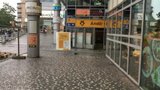 Uzavírka vstupu do metra na Andělu, den první: Zmatení lidé a plné tramvaje