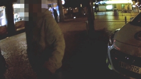 Opilá žena řádila na Andělu, napadla strážníka.