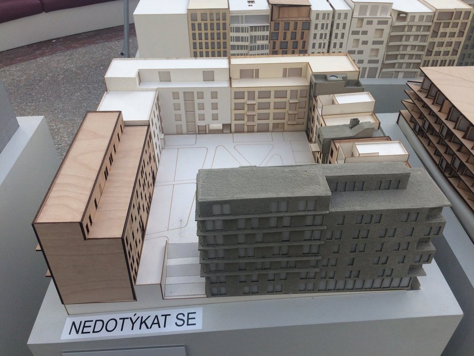 Představení vernisáže projektu Smíchov City veřejnosti. Lidé si mohou modely prohlédnout až do 24. listopadu.