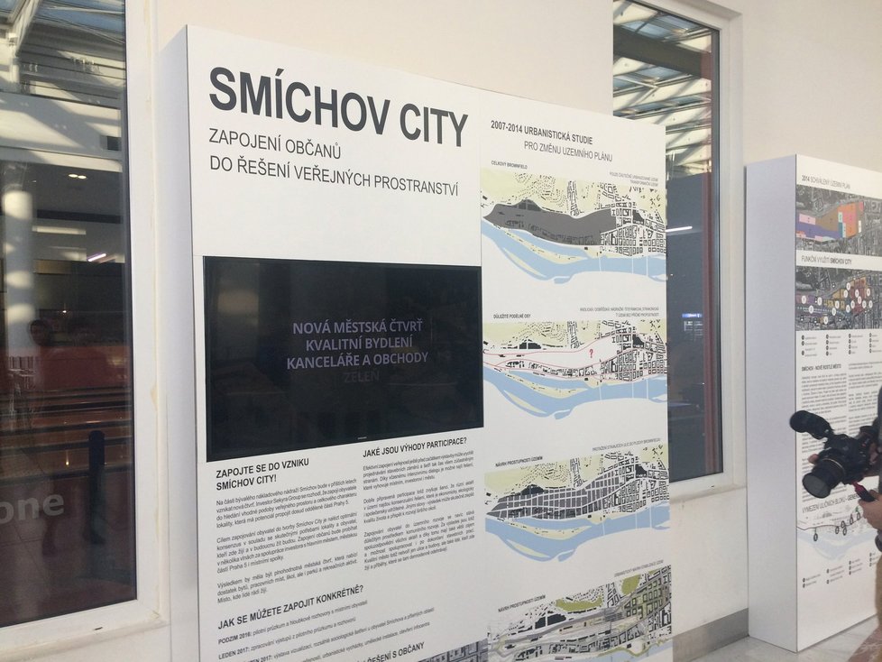 Představení vernisáže projektu Smíchov City veřejnosti. Lidé si mohou modely prohlédnout až do 24. listopadu.