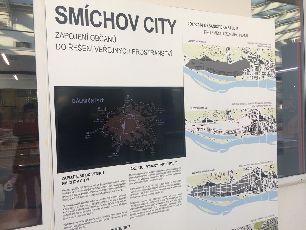 Představení vernisáže projektu Smíchov City veřejnosti. Lidé si mohou modely prohlédnout až do 24. listopadu.