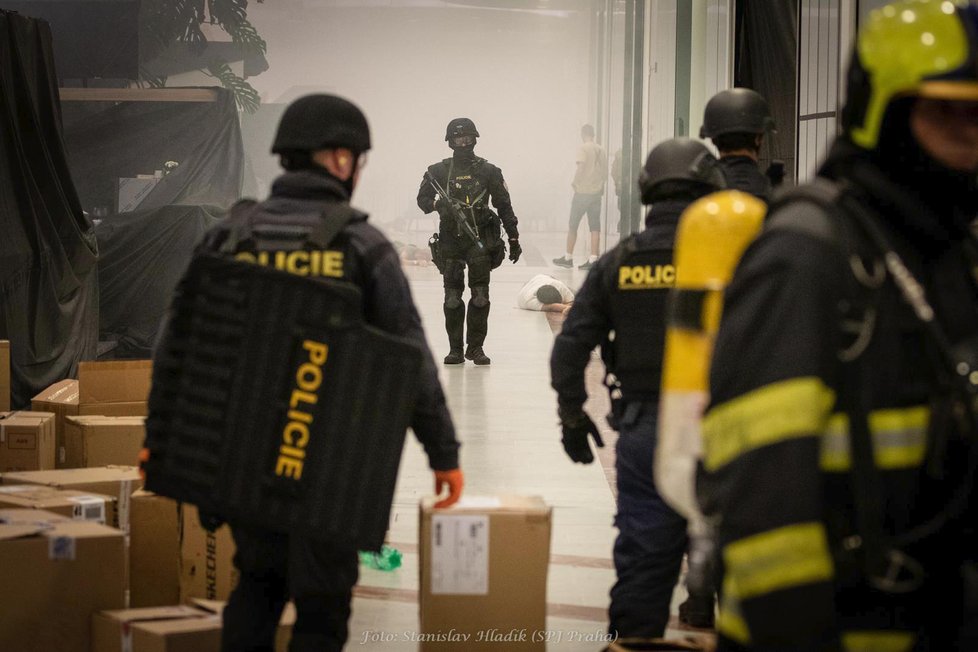 Teroristé obsadili obchodní centrum na Andělu. Protiteroristické cvičení, 18. června 2019