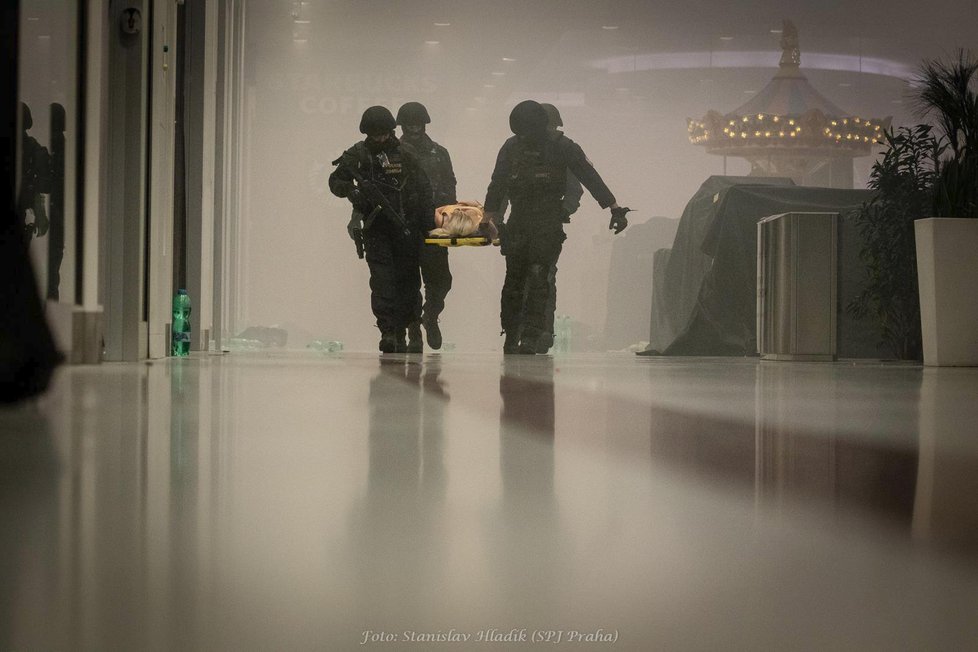 Teroristé obsadili obchodní centrum na Andělu. Protiteroristické cvičení, 18. června 2019