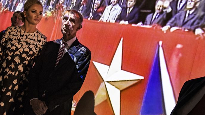 Premiér Babiš s manželkou Monikou u expozice v Národním muzeu.