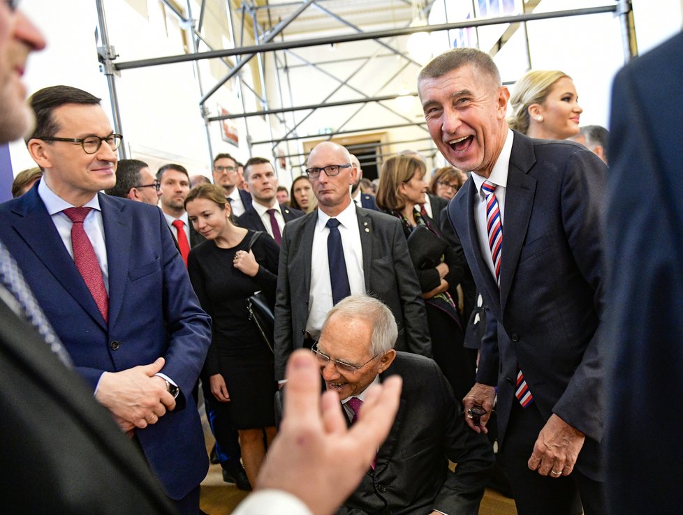 Premiér Babiš s lídry V4 vyrazil na výstavu Sametová revoluce.