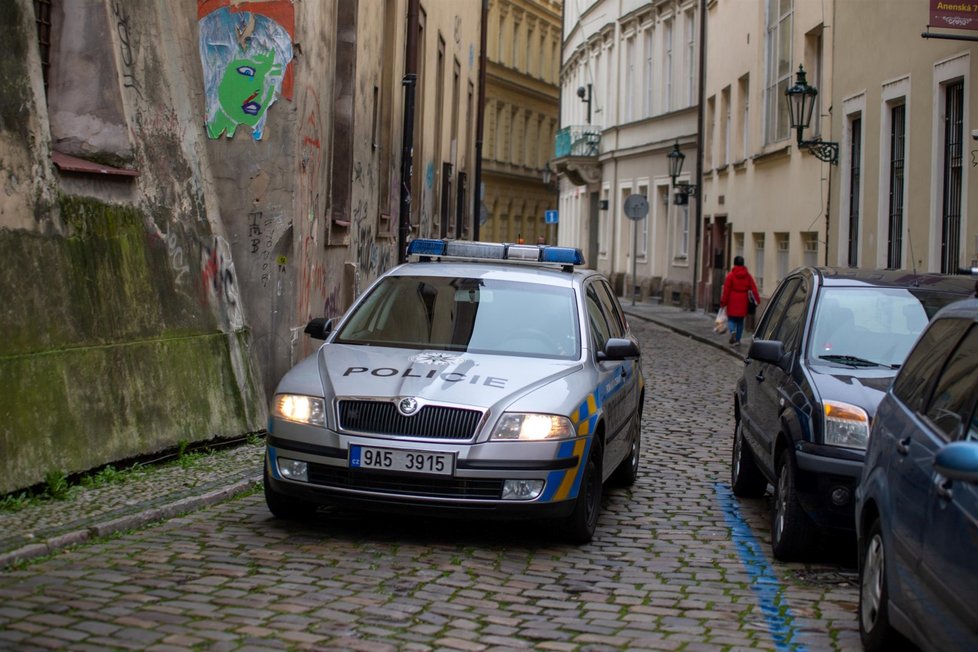Nelegální párty v Praze ukončila policie. V tajně otevřeném klubu v samém centru hlavního města bylo přes sto lidí. Komu podnik patří?