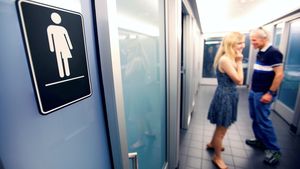 Na dámy? Na pány? Dohromady! Praha prosazuje společné toalety: „Řešte důležitější věci!“ hřímá opozice