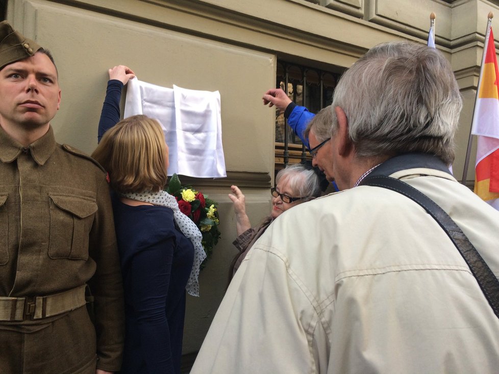Pamětní desky v Italské ulici připomínají manželé Bergauerovi a Sobkovi, kteří pomáhali při operaci Anthropoid.