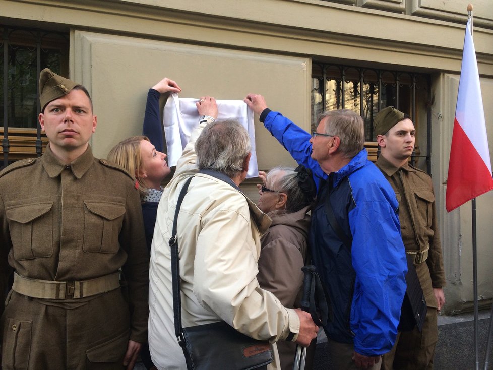 Pamětní desky v Italské ulici připomínají manželé Bergauerovi a Sobkovi, kteří pomáhali při operaci Anthropoid.