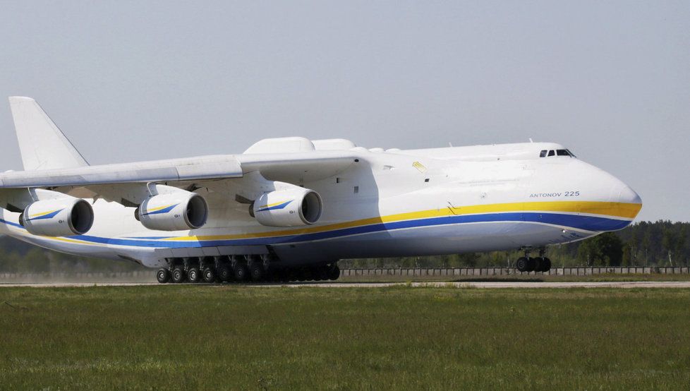 Na letišti v Praze přistálo největší letadlo světa, Antonov An-225 zvaný Mirja (v překladu sen).