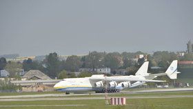 Na letišti v Praze přistálo největší letadlo světa, Antonov An-225 zvaný Mirja (v překladu sen).