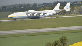 Na letišti v Praze přistálo největší letadlo světa, Antonov An-225 zvaný Mirja (v překladu sen).