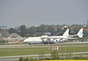 Na letišti v Praze přistálo největší letadlo světa, Antonov An-225 zvaný Mirja (v překladu sen).