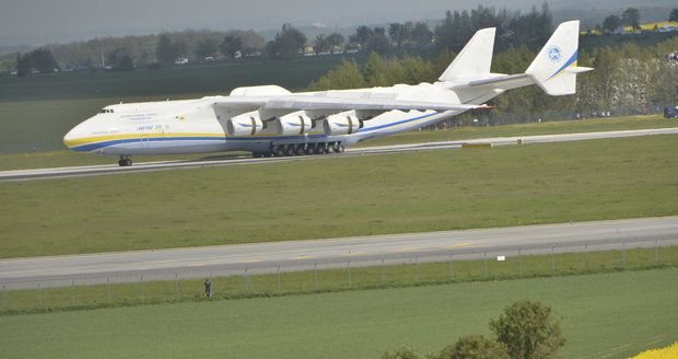 Na letišti v Praze přistálo největší letadlo světa, Antonov An-225 zvaný Mirja (v překladu sen).