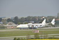 Monstrum Antonov 225 dosedlo na letiště v Praze. Sledovaly ho tisíce lidí