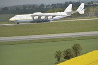 Celebrita nebes „kotví“ na letišti: Antonov pohltí 120tunový generátor