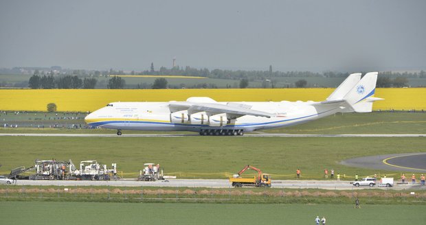Na letišti v Praze přistálo největší letadlo světa, Antonov An-225 zvaný Mirja (v překladu sen).