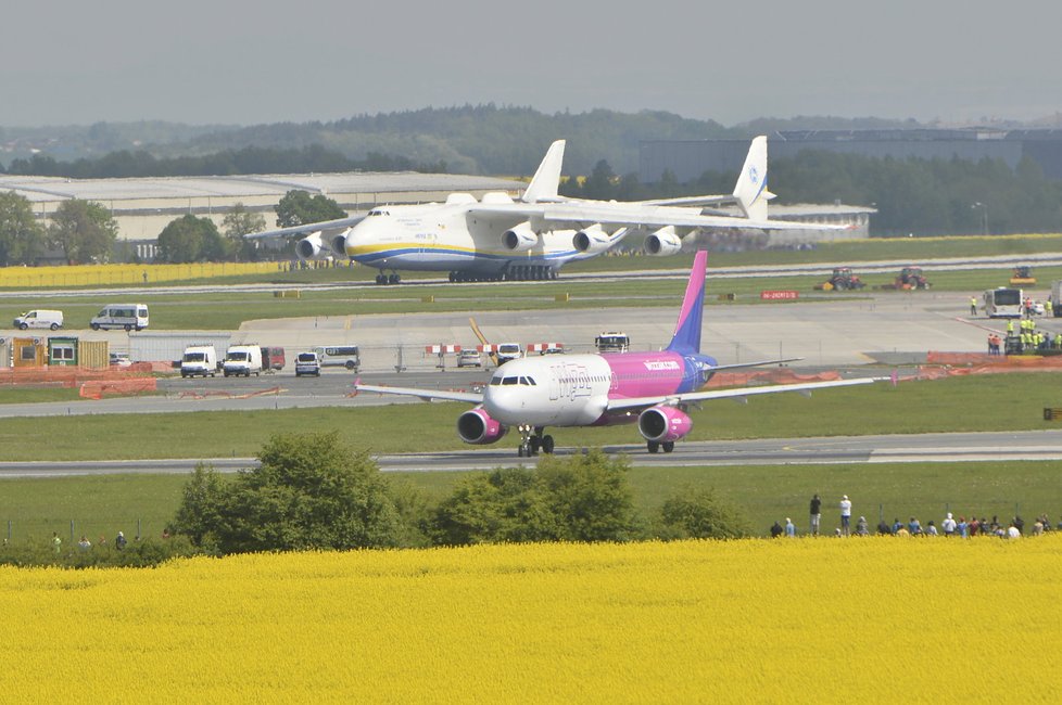 Na letišti v Praze přistálo největší letadlo světa, Antonov An-225 zvaný Mirja (v překladu sen).