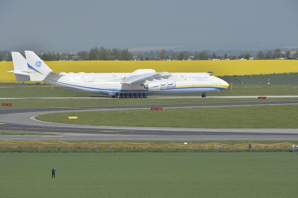 Na letišti v Praze přistálo největší letadlo světa, Antonov An-225 zvaný Mirja (v překladu sen).