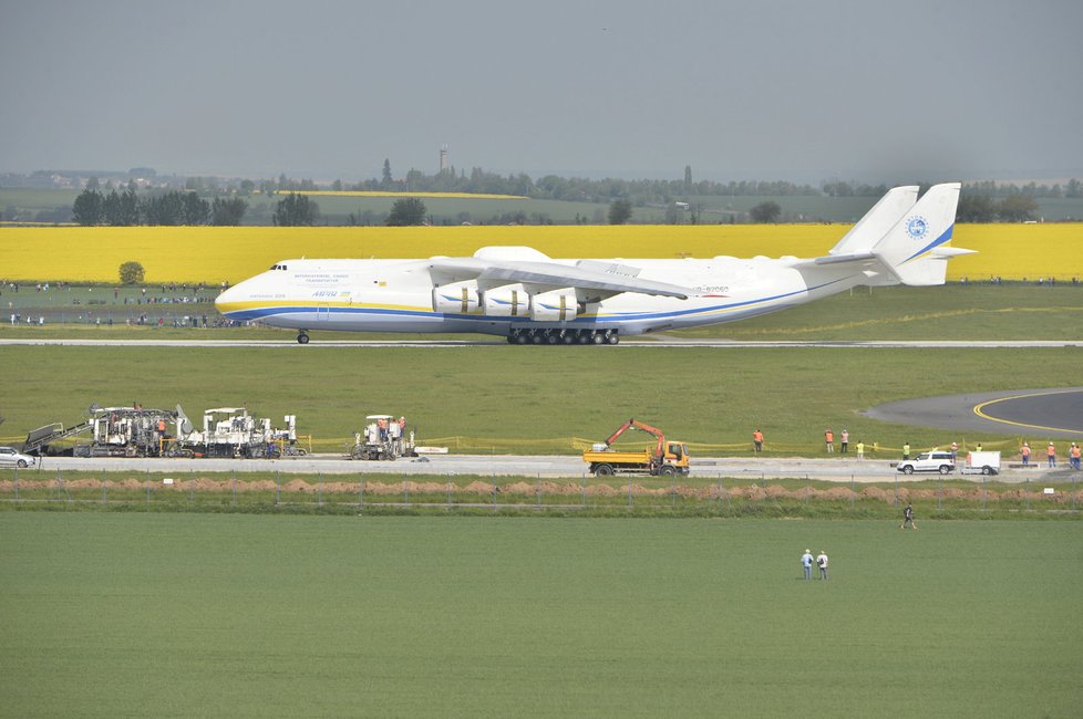 Na letišti v Praze přistálo největší letadlo světa, Antonov An-225 zvaný Mirja (v překladu sen).