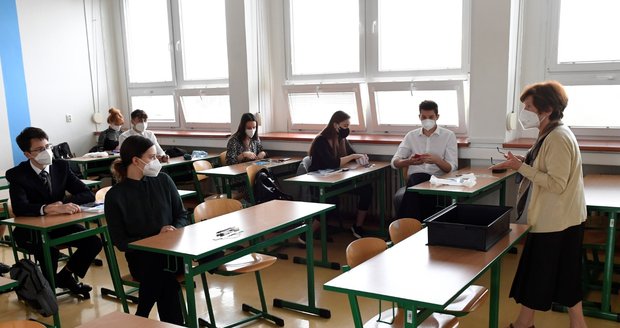 Návrat středoškoláků začal maturitními testy: „Chyběli jste nám,“ vítali gympláky v Praze nápisy 