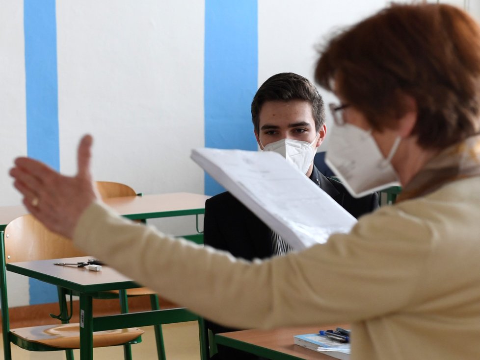 Na Gymnáziu Arabská v Praze začaly 24. května 2021 státní maturitní testy.