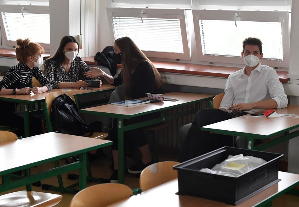 Na Gymnáziu Arabská v Praze začaly 24. května 2021 státní maturitní testy.