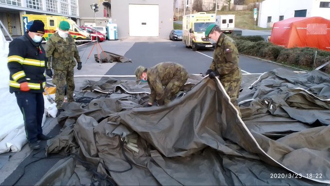 Armáda postavila pražským záchranářům stan.
