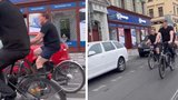 Arnold Schwarzenegger (77) v Praze překvapil fanoušky: Terminátor brázdil ulice na kole!