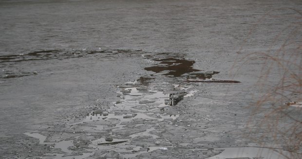 Pod chlapcem (14) se ve Stodůlkách propadl led. (13. února 2023)