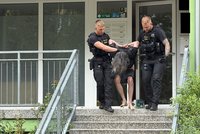 Drama na pražském Chodově: Agresor (62) na chodbě rozbíjel sklo, s policisty odmítal komunikovat!