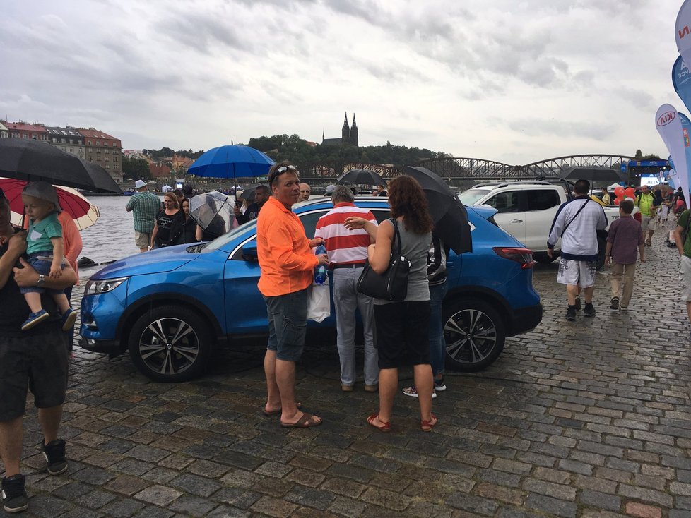 Oba břehy pražské náplavky ožily akcí s názvem Auta na náplavce. Vidět tu můžete dokonce deset českých premiér.