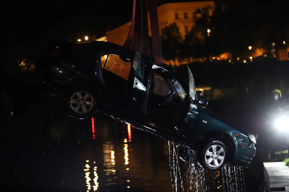 Auto sjelo u Sovových mlýnů do Vltavy (10. května 2021).