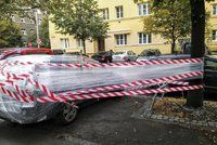 Auto někdo fólií přivázal ke stromu: Šlo o vtípek, nebo o pomstu?