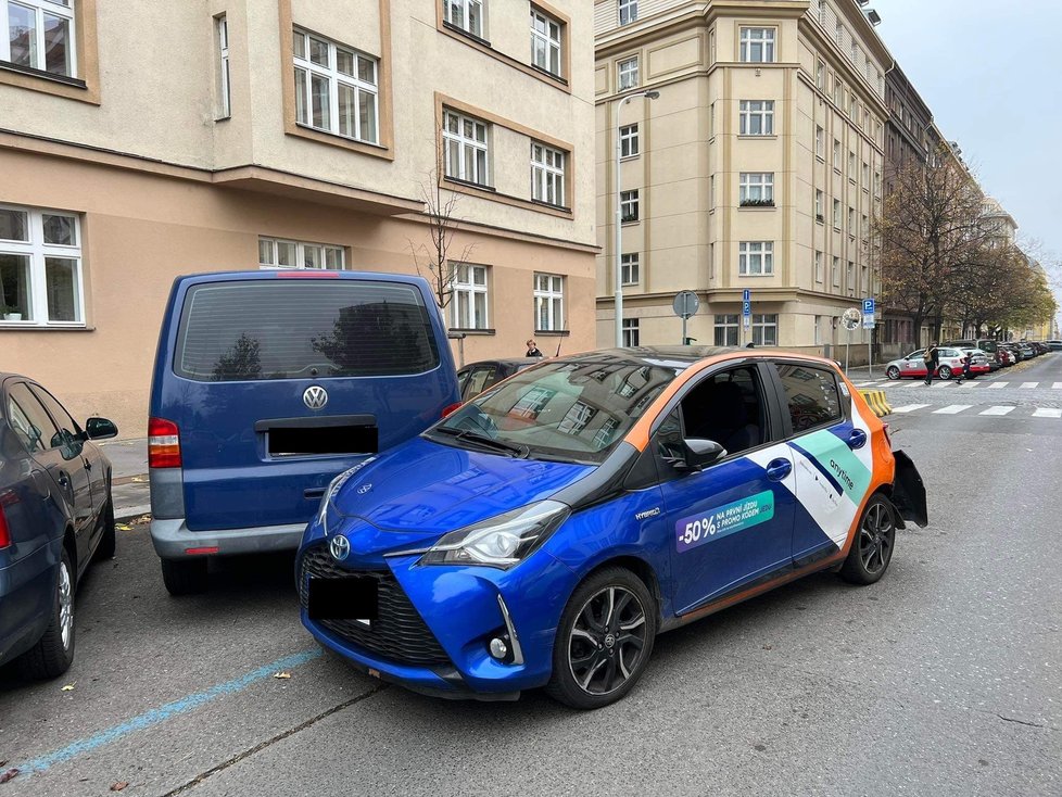 Řidič při honičce v centru Prahy naboural několik aut. (15. listopadu 2021)