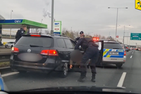 Drama na Jižní spojce: Policisté zastavili luxusní auto ukradené v Rakousku. Cizinci skončili v poutech