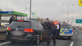 Policisté zastavili na Jižní spojce auto kradené v Rakousku. (1. dubna 2022)