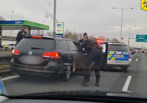 Policisté zastavili na Jižní spojce auto kradené v Rakousku. (1. dubna 2022)