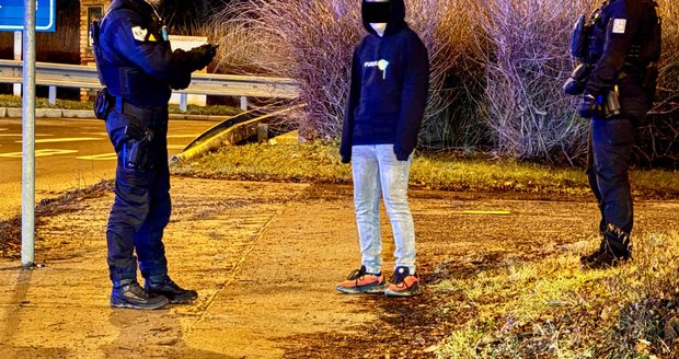 Kluk (14) sebral tátovi auto a vzal kamarády na projížďku Prahou. (8. února 2026)