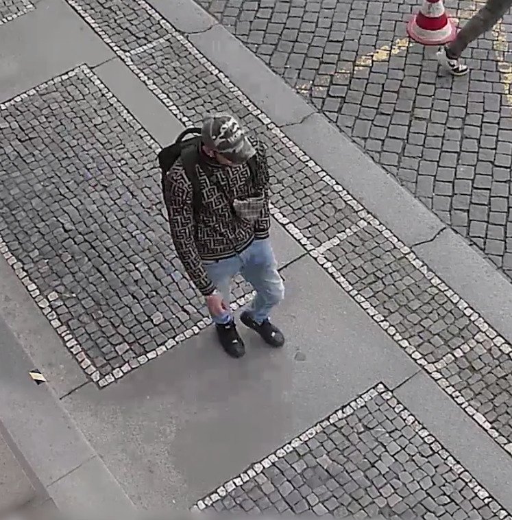 Muž ukradl z auta v ulici Na Františku v Praze příruční tašku.