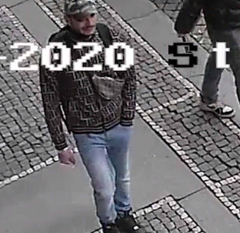 Muž ukradl z auta v ulici Na Františku v Praze příruční tašku.