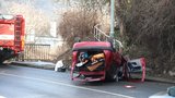 Drsná nehoda na Smíchově: Auto skončilo na střeše, řidič utekl! Hledá ho policie