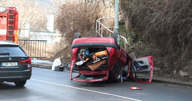 Auto v Křížové ulici na Smíchově skončilo na střeše, 8. března 2021.