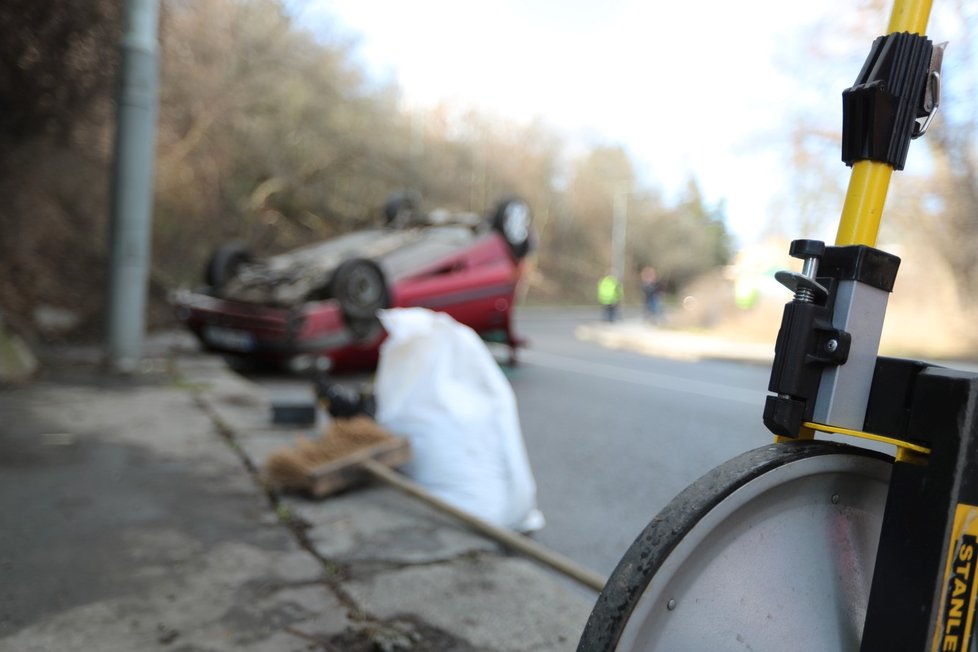 Auto v Křížové ulici na Smíchově skončilo na střeše, 8. března 2021.